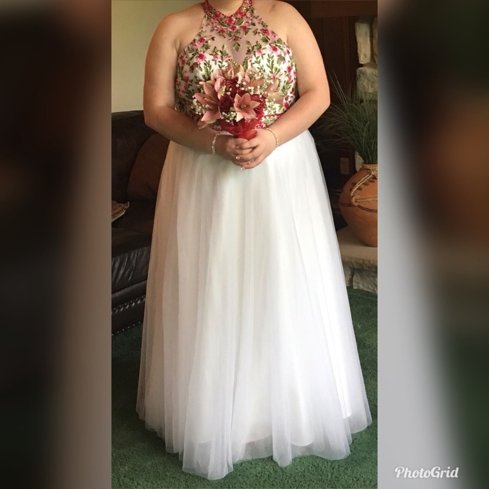 Absolutely gorgeous white prom gown